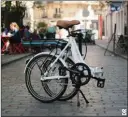  ??  ?? Ce vélo électrique, le Peps Bas N3, se plie en un tournemain et peut se stocker dans une (grande) soute.