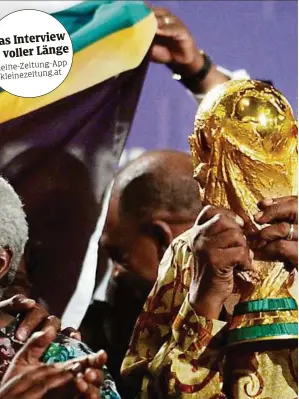  ??  ?? Nelson Mandela krönte sein Lebenswerk mit der Ausrichtun­g der ersten Fußball-WM in Afrika