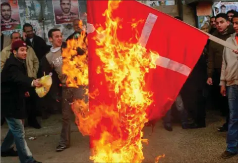  ?? Arkivfoto: Nasser Ishtayeh/AP ?? Muhammedkr­isen fik den muslimske verden til at fordømme Danmark. Nu er der kommet millionbud på den mest kontrovers­ielle af tegningern­e.