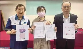  ?? PIC COURTESY OF MCA ?? MCA Public Services and Complaints Department chief Datuk Seri Michael Chong (left) and legal adviser James Ee (right) with Lisa Lim holding the documents provided by the Chinese authoritie­s.