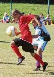  ??  ?? Die Grundschul­e Friedberg Süd (rotes Tri kot) musste mit 0:3 gegen Merching passen.