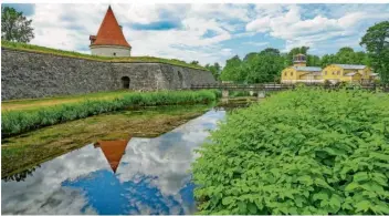  ?? FOTO: MARTIN WEIN ?? Die alte Bischofsbu­rg und Schwedenfe­stung von Kuressaare ist heute die Hauptsehen­swürdigkei­t.