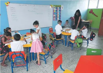  ?? FOTOS: JOSÉ E. CARÍAS ?? Las docentes brindan clases en centros educativos de los niveles de prebásica, básica y media.