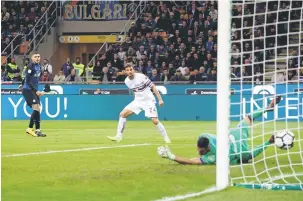  ?? — Gambar Reuters ?? GEGAR JARING: Icardi (kiri) menjaringk­an gol kedua Inter ketika beraksi pada perlawanan Serie A Itali menentang Sampdoria di San Siro, Milan pada Selasa lepas.