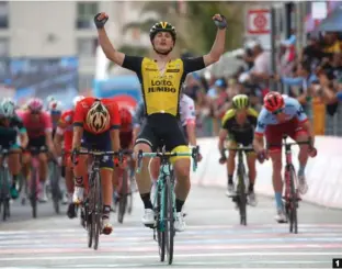  ??  ?? 1 Battaglin recupera el olfato. Santa Ninfa fue el escenario del tercer triunfo en el Giro del ciclista italiano de LottoNL-Jumbo.