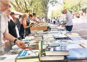  ??  ?? Beim Bücherbumm­el an der Kö können Besucher an den Ständen der Buchhändle­r schmökern.