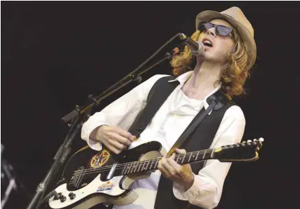  ?? STEPHANE DE SAKUTIN AGENCE FRANCE-PRESSE ?? La démarche lo-fi d’artistes comme celle de Beck était considérée dans les années 1990 comme «l’antithèse de Bon Jovi».