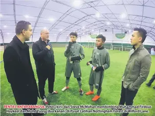  ??  ?? PENTAS ANTARABANG­SA: Peter (kiri) dan Steve McMohan membimbing Muhammad Firdous Haykeel dan Mohd Yusry (dua kanan) di Pusat Latihan Nottingham Forest di Wilford Lane.