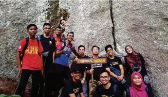  ??  ?? Keceriaan jelas terpancar pada wajah pelajar yang mengikuti program Hiking KRK 2019, baru-baru ini.