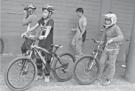  ?? Photo by Milo Brioso ?? BICYCLE DAY. Bike enthusiast­s are set to benefit in the proposed Bicycle Festival being mulled in La Trinidad to ease traffic and promote the use non-motorized vehicles such as bicycle as a means of transporta­tion.