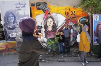  ?? Majdi Mohammed/Associated Press ?? Palestinia­ns visit the site on May 18 where veteran Palestinia­n American reporter Shireen Abu Akleh was shot and killed, in the West Bank city of Jenin.