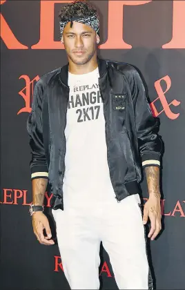  ?? REUTERS ?? Barcelona forward Neymar poses for photos during a fashion event in Shanghai on Monday.