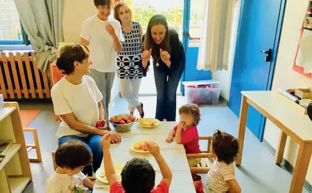  ??  ?? L’assessore Sara Funaro con alcuni bambini in asilo nido