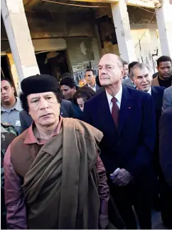  ??  ?? En novembre 2004, le président Jacques Chirac rend visite à Mouammar Kadhafi à Tripoli.