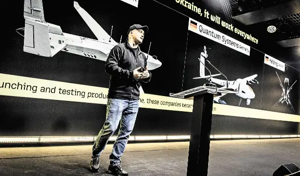  ?? FOTO: ANDY SPYRA ?? „Wenn Ihre Technologi­e in der Ukraine funktionie­rt, funktionie­rt sie überall“: Der ukrainisch­e Digitalmin­ister Mychajlo Fedorow.