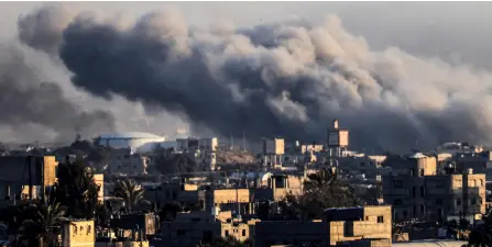  ?? AFP photo ?? Smoke billowing during Israeli bombardmen­t over Khan Yunis in the southern Gaza Strip. Netanyahu has vowed “complete victory” over Hamas.—