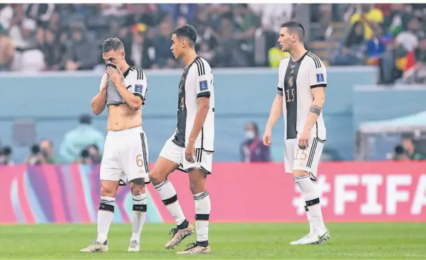  ?? FOTO: MICHAEL KIENZLER/IMAGO ?? Joshua Kimmich (v.l), Jamal Musiala und Niklas Süle gehen enttäuscht vom Spielfeld.