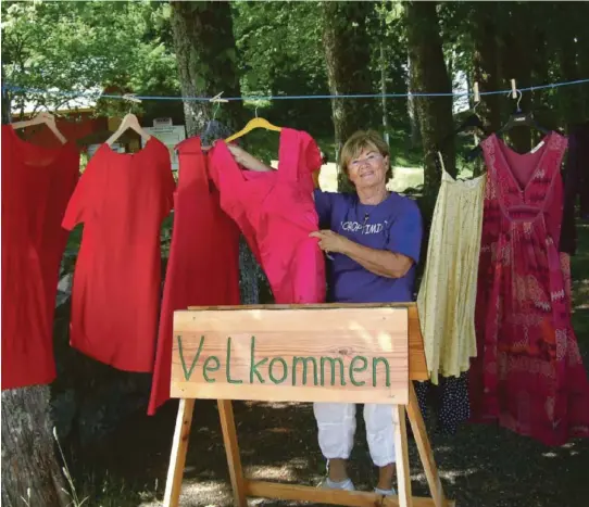  ??  ?? VELKOMMEN: Lena Ellingsen ønsket VELKOMMEN til kjolesalg på Dømmesmoen onsdag.