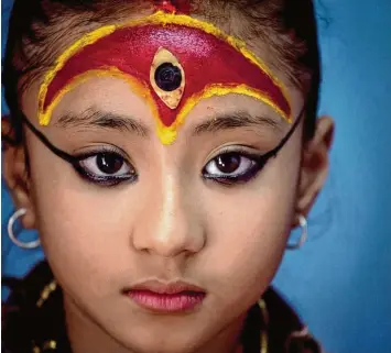  ?? Fotos: dpa ?? Diese Aufnahme von Chanira wurde 2011 gemacht. Damals galt das Mädchen aus Nepal noch als Kindergött­in.