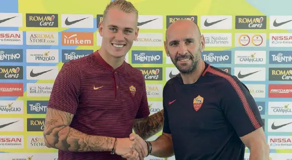  ??  ?? Sorridenti Il difensore olandese Rick Karsdorp, a sinistra, al debutto stasera con la maglia gialloross­a, e il direttore sportivo della società, lo spagnolo Monchi