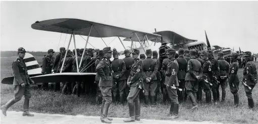  ?? (Chris Goss) ?? ■ Men of the Arbeitsdie­nst are shown around one of the Heinkel 51 biplanes at Döberitz - presumably aircraft of Jagdgruppe/fliegergru­ppe Döberitz. At around this time, Hans-jürgen von Cramon-taubadel was serving at Döberitz.