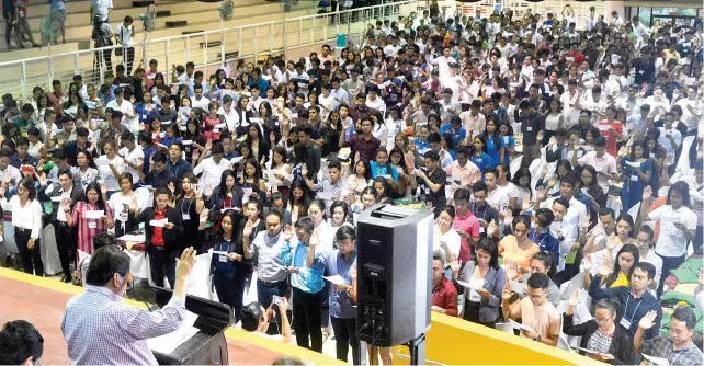  ?? SUNSTAR FOTO/ AMPER CAMPAñA ?? YOUNG LEADERS. Cebu City Mayor Tomas Osmeña swears in the newly elected Sanggunian­g Kabataan (SK) officials at the Cebu Institute of Technology -University.