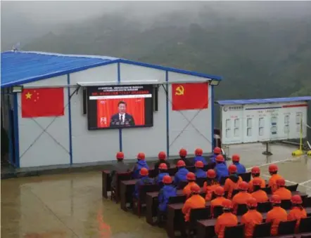  ??  ?? Chinese arbeiders luisteren naar een toespraak van president Xi Jinping.