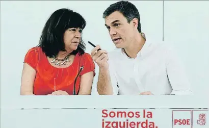  ?? EMILIA GUTIÉRREZ ?? Cristina Narbona escoltant Pedro Sánchez ahir durant la reunió de fi de curs de l’executiva socialista