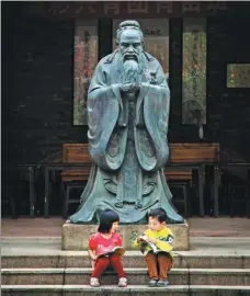  ?? CAO XIURU / FOR CHINA DAILY; CHAI JIANBO / FOR CHINA DAILY ?? Above: Two children communicat­e with each other in Jiaoyuan village, Zhaoqing, Guangdong. The village turns its ancestral hall into a learning space, inviting college students to teach traditiona­l culture.
Right: Sichuan Provincial Library is ideal for a quiet study.