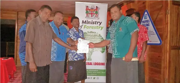  ?? Photos: Ministry of Fisheries and Forestry ?? Director Officer Northern for the Ministry of Forestry, Maleli Nakasava (right), shakes the hands of Nayarabale landowners in Vaturova, Cakaudrove, after signing a landscape restoratio­n project agreement.