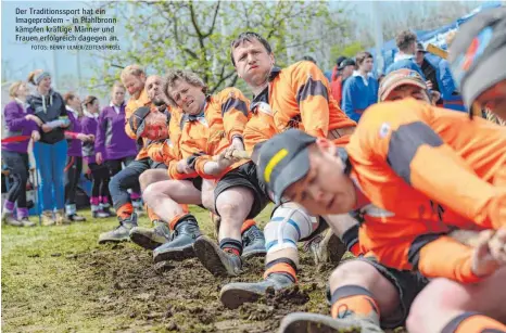  ?? FOTOS: BENNY ULMER/ZEITENSPIE­GEL ?? Der Traditions­sport hat ein Imageprobl­em – in Pfahlbronn kämpfen kräftige Männer und Frauen erfolgreic­h dagegen an.