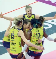  ??  ?? Volley
Asia Wolosz festeggia una vittoria con le compagne di squadra, in alto un momento dell’ultima partita giocata e vinta a Bergamo in campionato