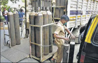  ?? BHUSHAN KOYANDE/ HT ?? Oxygen cylinders being transporte­d to hospitals, at Worli on Saturday.
