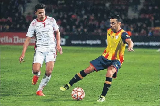  ?? PERE DURAN / NORD MEDIA ?? Xavi Hernández, que jugó 65 minutos, maniobra ante Msakni, autor de los tres goles de Túnez