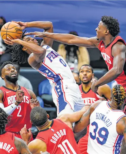  ?? Matt Slocum / Associated Press ?? Jae’Sean Tate, right, plays the type of in-your-face defense on the 76ers’ Tyrese Maxey that was lacking most of the night.