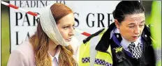  ?? DPA-BILD: ROUSSEAU ?? Eine verletzte Frau wird nahe der U-Bahn Station Parsons Green in London von einer Polizistin begleitet.