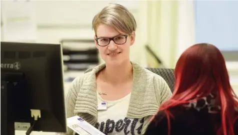  ?? Foto: Ulrich Wagner ?? Ihre Ausbildung zur Kauffrau im Gesundheit­swesen macht Franziska Theiß in Teilzeit. Dadurch hat sie nachmittag­s Zeit für ihre drei Kinder.