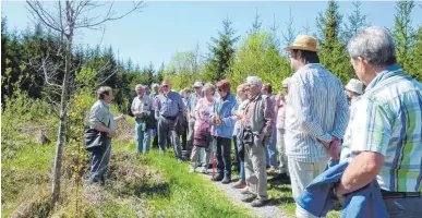  ?? FOTO: SAV TROSSINGEN ?? Revierförs­ter Klaus Butschle (links) wusste viel Interessan­tes zum Thema „Wald“zu berichten.