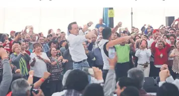  ??  ?? El candidato Mikel Arriola participó en la Jornada de Activación Física que se llevó a cabo en el centro social SNTISSSTE, con los trabajador­es de este sindicato a quienes invitó a bailar con él al ritmo de la popular canción Danza Kuduro.