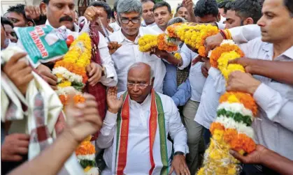  ?? ?? Mallikarju­n Kharge is greeted by supporters at his residence in New Delhi on Wednesday. Photograph: Altaf Hussain/Reuters