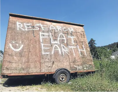  ?? Pictures: Kim Cessford. ?? A slogan sprayed on to the hoarding next to the A9 near Dowally.