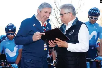  ??  ?? 3 Premiado. Rubén Peris, director de la Volta a Catalunya, entrega una placa al mánager del Movistar Team durante la última edición.