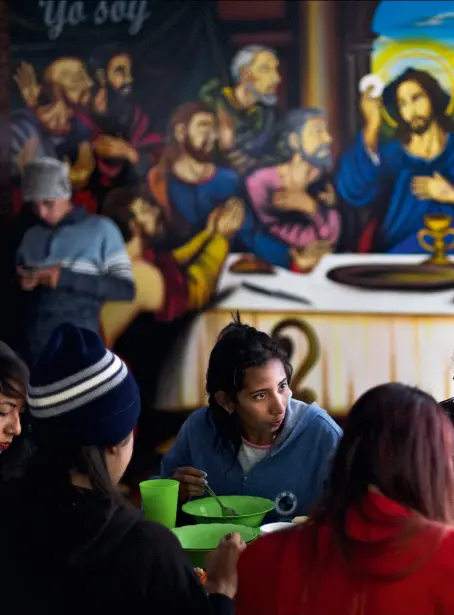  ??  ?? Un grupo de venezolano­s cena en un centro de acogida en Ipiales, Colombia.