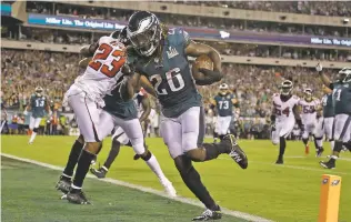  ?? MATT ROURKE/ASSOCIATED PRESS ?? The Eagles’ Jay Ajayi scores a touchdown during the second half.