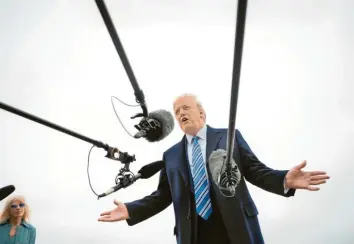  ?? Foto: Jim Watson, dpa ?? Die Journalist­en jedenfalls gehen mit ihren Teleskop-Mikrofonen in Zeiten der in den USA eskalieren­den Corona-Krise auf Abstand, während US-Präsident Donald Trump zu einem Rundumschl­ag gegen Gouverneur­e ausholt.