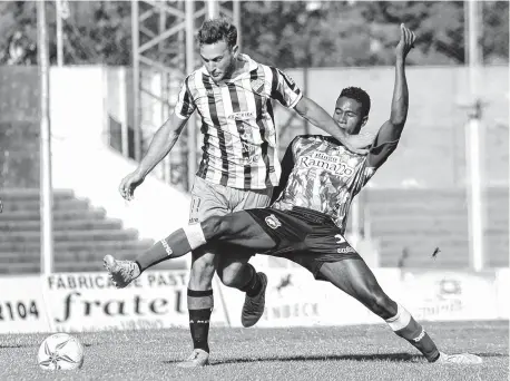  ?? FOTO: SEBASTIÁN CORTÉS-LA NUEVA. ?? Alan Nungeser intenta escapar a la marca de Zules Caicedo. Villa Mitre no pasó del empate en el Fortín.