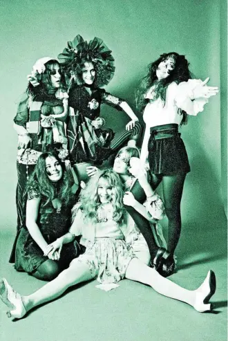  ??  ?? La banda rockera de las GTO se formaba por siete de las groupies más rutilantes de los años 70, entre ellas, Pamela des Barres (abajo, en el centro)Y Judith Edra Peters (arriba, a la izquierda)