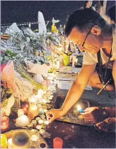 ??  ?? FEEBLE RITUAL: A pop-up shrine in terror-struck Nice