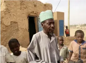  ?? FOTO: TT-AP/CARLEY PETESCH ?? Långtifrån alla är positivt inställda till den USA-byggda basen i Niger. Men
■ Shebu Issa, som arbetar på en koranskola nära flygplatse­n i Agadez, säger till nyhetsbyrå­n AP att han ”uppskattar att de vill hjälpa till i kampen”.