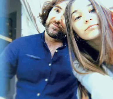  ??  ?? Sopra Giulia Salotti, 14 anni, con il padre Massimilia­no A destra una pagina del suo vecchio diario ritrovata sotto la finestra della sua cameretta Qui accanto i diari, i giochi e i peluche della ragazzina trovata morta forse per asfissia sotto il letto